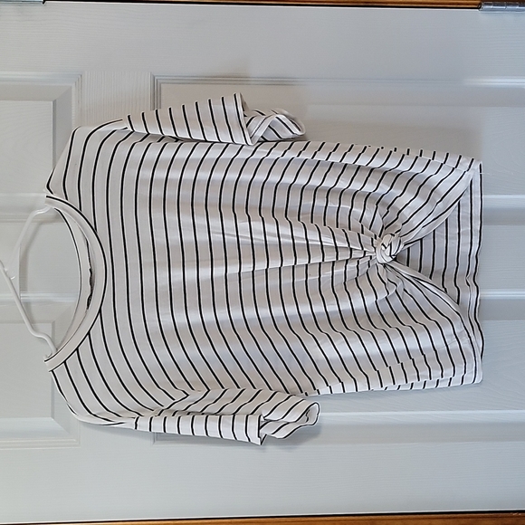 Black & white top - Picture 1 of 2